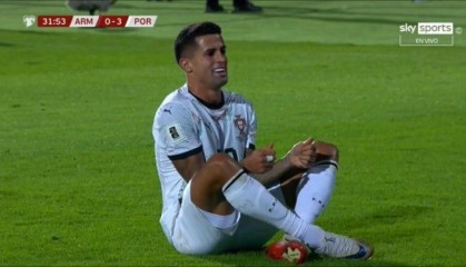 致敬若塔，坎塞洛世预赛进球后做出按手柄庆祝动作